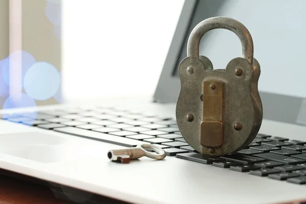 互联网安全概念旧密钥和笔记本电脑上的挂锁 — 图库照片
