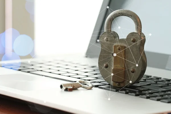 Internet trygghet konceptet gamla nyckel och hänglås på bärbar dator — Stockfoto