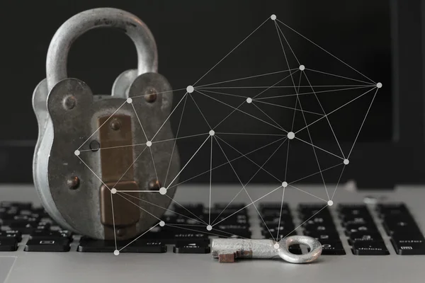 Internet concept de sécurité vieille clé et cadenas sur ordinateur portable — Photo