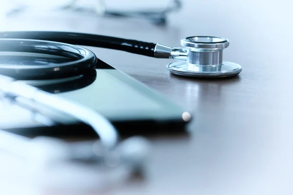 Studio macro of a stethoscope and digital tablet with shallow DO — Stock Photo, Image