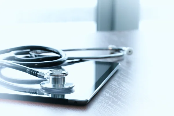 Studio macro of a stethoscope and digital tablet with shallow DO — Stock Photo, Image