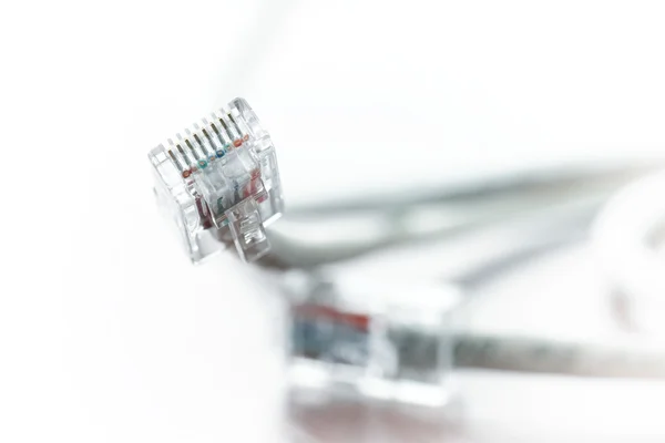 Nahaufnahme von rj45 plug lan network auf dem Holztisch — Stockfoto