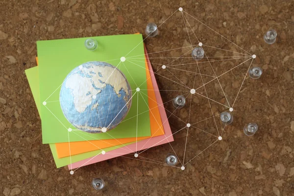 Ручной рисунок текстуры глобуса и социальной сети диаграмма с булавкой и — стоковое фото