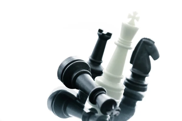 Zblízka krále šachu postava obklopen řadou padlých b — Stock fotografie