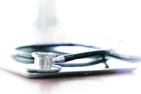 Studio macro of a stethoscope and digital tablet with shallow DO — Stock Photo, Image