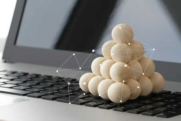 Empilhamento de bola de textura de madeira com diagrama de mídia social no laptop — Fotografia de Stock