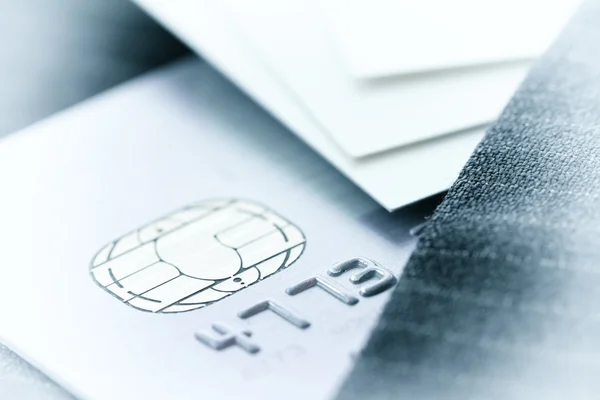 Creditcards in zeer ondiepe focus met grijs pak achtergrond als — Stockfoto