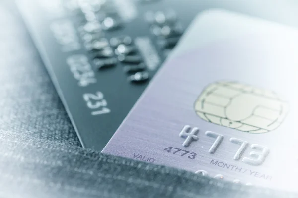 Creditcards in zeer ondiepe focus met grijs pak achtergrond als — Stockfoto