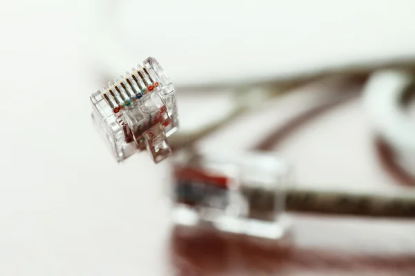 Primo piano di RJ45 Plug Lan Network sulla scrivania in legno — Foto Stock