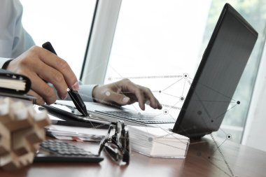 Dizüstü bilgisayar ve cep telefonu ile sosyal netwo kullanarak iş adamı ele