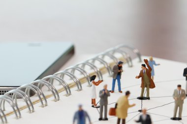 Sosyal ağ diyagramı açık olan minyatür insanları kapat