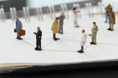 Sosyal ağ diyagramı açık olan minyatür insanları kapat