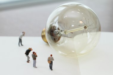 Yaratıcı bir fikir kavramı - minyatür fotoğrafçı vintage Light ile