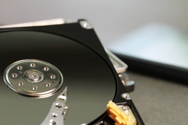 Resepsiyon ve not defteri açık bilgisayar sabit disk sürücüsünde, yakın çekim 
