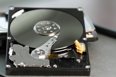 Resepsiyon ve not defteri açık bilgisayar sabit disk sürücüsünde, yakın çekim 