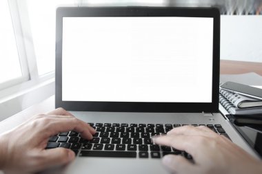 İş adamı el ahşap dizüstü bilgisayar üzerinde çalışan yakın çekim