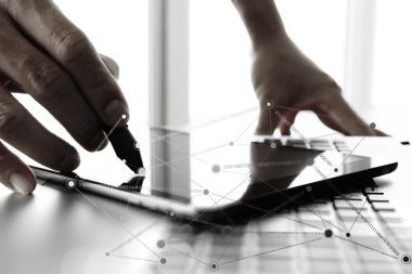 Dizüstü bilgisayar ve cep telefonu ile sosyal netwo kullanarak iş adamı ele