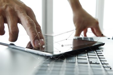 Dizüstü bilgisayar ve cep telefonu ile sosyal netwo kullanarak iş adamı ele