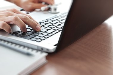 Dizüstü bilgisayar tıbbi çalışma alanı Office ile çalışan doktor 