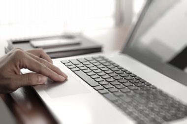 Genç yaratıcı tasarımcı adam vasıl yazıhane con olarak laptop ile çalışma