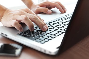 Genç yaratıcı tasarımcı adam vasıl yazıhane con olarak laptop ile çalışma