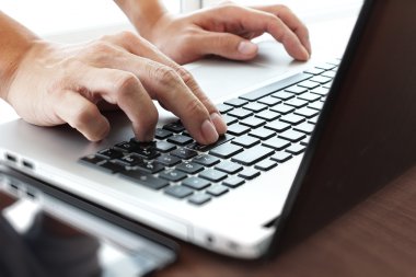 Genç yaratıcı tasarımcı adam vasıl yazıhane con olarak laptop ile çalışma