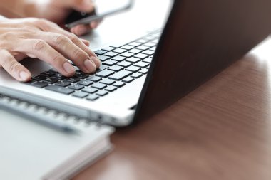 Genç yaratıcı tasarımcı adam vasıl yazıhane con olarak laptop ile çalışma