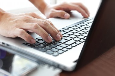Genç yaratıcı tasarımcı adam vasıl yazıhane con olarak laptop ile çalışma