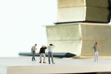 Yaratıcı bir fikir kavramı - minyatür fotoğrafçı vintage altın ile