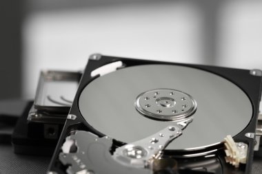 Resepsiyon ve not defteri açık bilgisayar sabit disk sürücüsünde, yakın çekim 