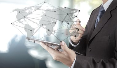 Yeni modern bilgisayar ile birlikte çalışma işadamı çift pozlama 