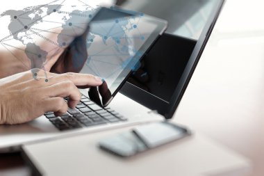 işadamı el Tablet ve dizüstü ahşap masanın üzerinde çalışma 