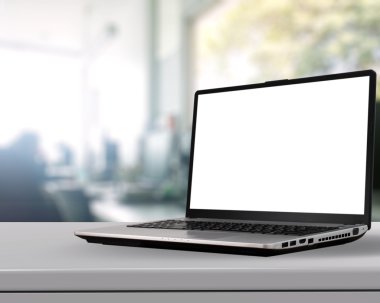 Laptop ile arka plan bulanık beyaz masa boş ekran ile bir