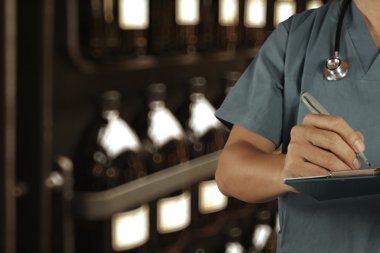 Akıllı doktor çalışma bokeh arka vintage şişeyle bulanık