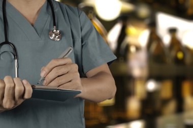 Akıllı doktor çalışma bokeh arka vintage şişeyle bulanık