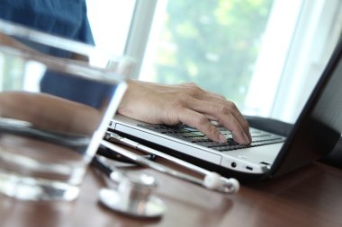 Dizüstü bilgisayar tıbbi çalışma alanı Office ile çalışan doktor 