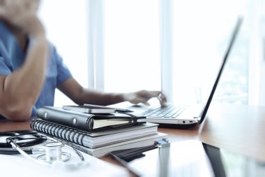 Dizüstü bilgisayar tıbbi çalışma alanı Office ile çalışan doktor 