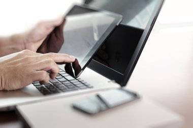 işadamı el Tablet ve dizüstü ahşap masanın üzerinde çalışma 