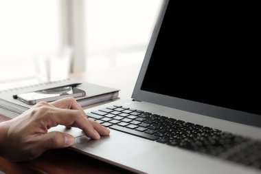 Ahşap de dizüstü bilgisayar üzerinde çalışan iş adamı, yakın çekim