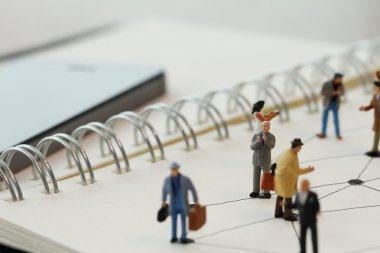 Sosyal ağ diyagramı açık olan minyatür insanları kapat