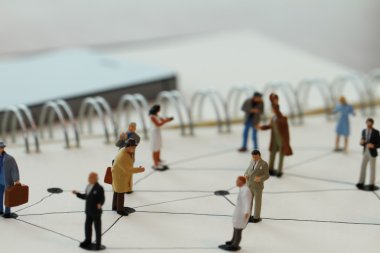 Sosyal ağ diyagramı açık olan minyatür insanları kapat
