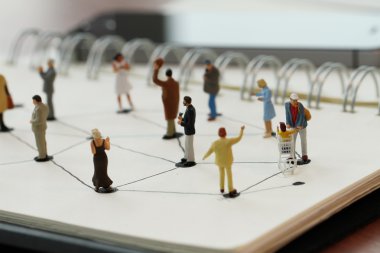 Sosyal ağ diyagramı açık olan minyatür insanları kapat