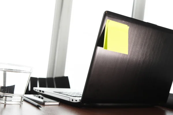 Oficina de trabajo con portátil y smartphone en mesa de madera — Foto de Stock