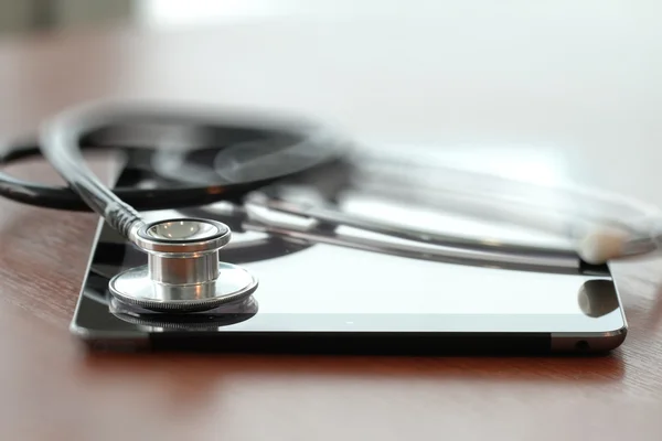 Studio macro of a stethoscope and digital tablet with shallow DO — Stock Photo, Image
