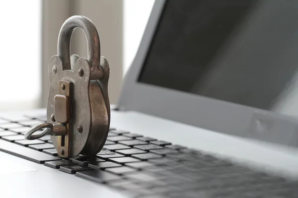 Концепция интернет-безопасности - старый замок и ключ на ноутбуке — стоковое фото