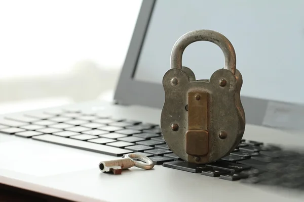 Internet concept de sécurité vieux cadenas et clé sur ordinateur portable — Photo