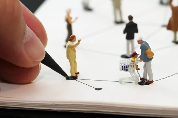 Close-up van miniatuurmensen met sociaal netwerkdiagram op open — Stockfoto