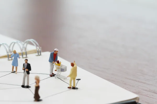 Close-up van miniatuurmensen met sociaal netwerkdiagram op open — Stockfoto