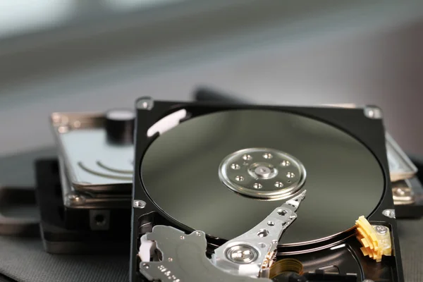 Zavřete otevřené počítačové pevného disku na stůl a notebook — Stock fotografie