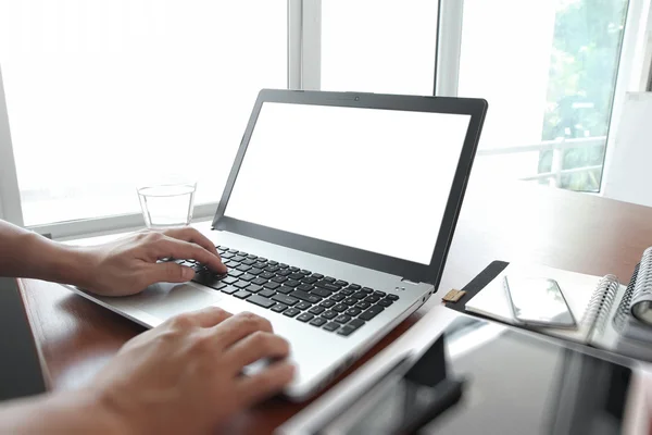 Primer plano de la mano del hombre de negocios que trabaja en la pantalla en blanco portátil com —  Fotos de Stock